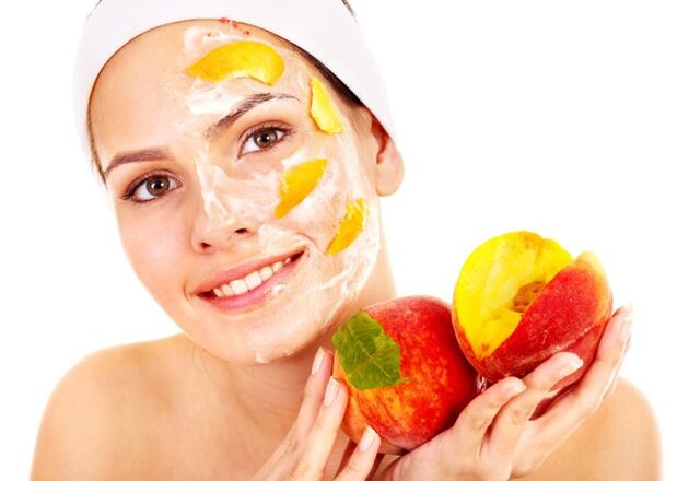 Ovocná maska ​​je skvělý způsob, jak vybělit, vyživit a omladit pokožku obličeje. 