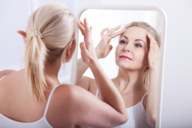 Žena si všimla změn souvisejících s věkem na kůži obličeje